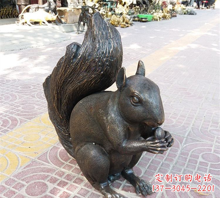 潍坊公园铜雕松鼠