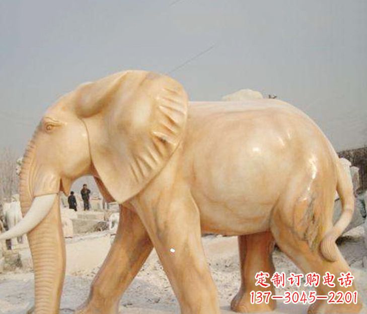 潍坊公园晚霞红大象雕塑