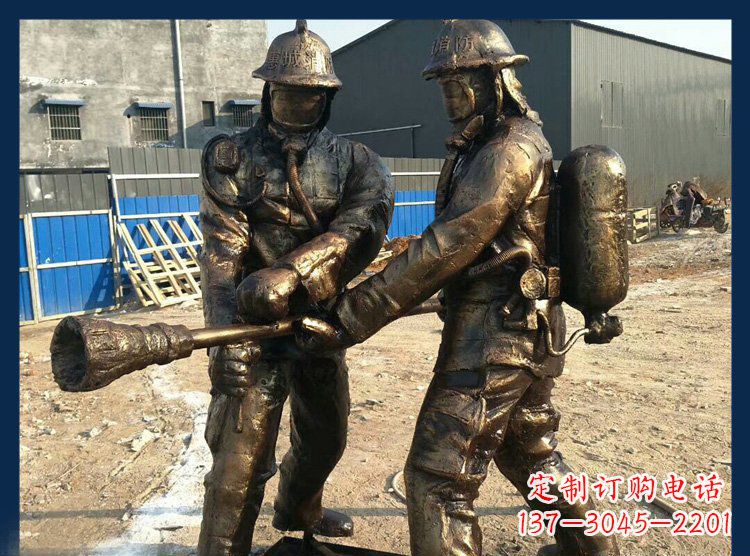 潍坊以消防员为原型的铜雕塑
