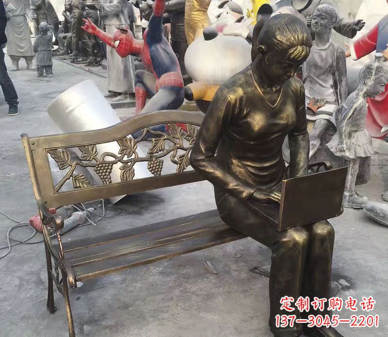 潍坊公园长椅看电脑的女孩铜雕