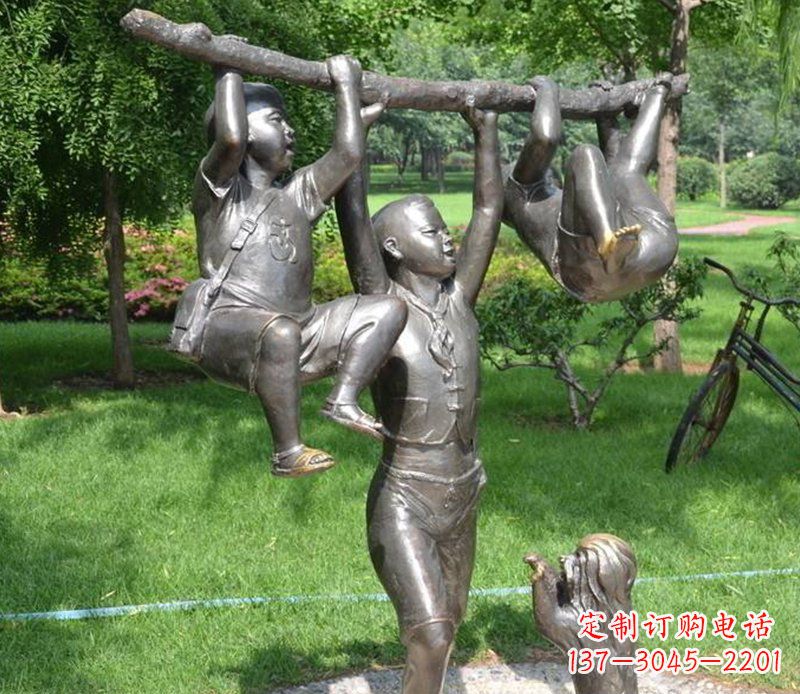 潍坊捉着树枝玩耍的小孩铜雕