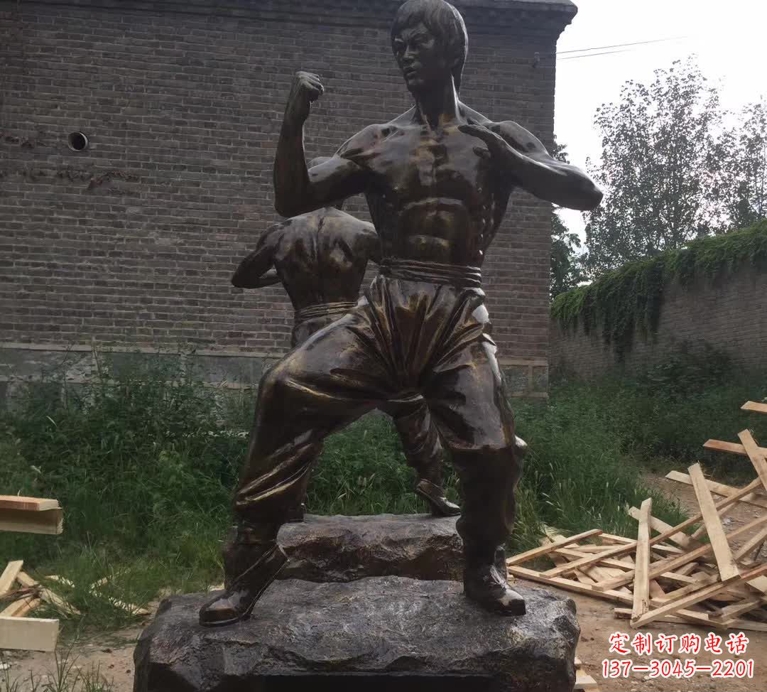 潍坊令人叹为观止的李小龙铜雕