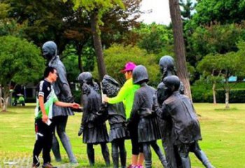 潍坊铜质老鹰抓小鸡雕塑
