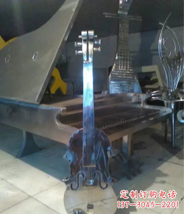 潍坊中领雕塑：优雅音乐之旅，为您带来不锈钢吉他景观雕塑！