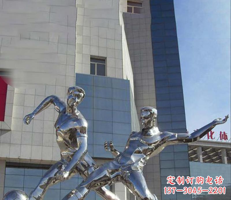 潍坊广场不锈钢踢足球运动雕塑