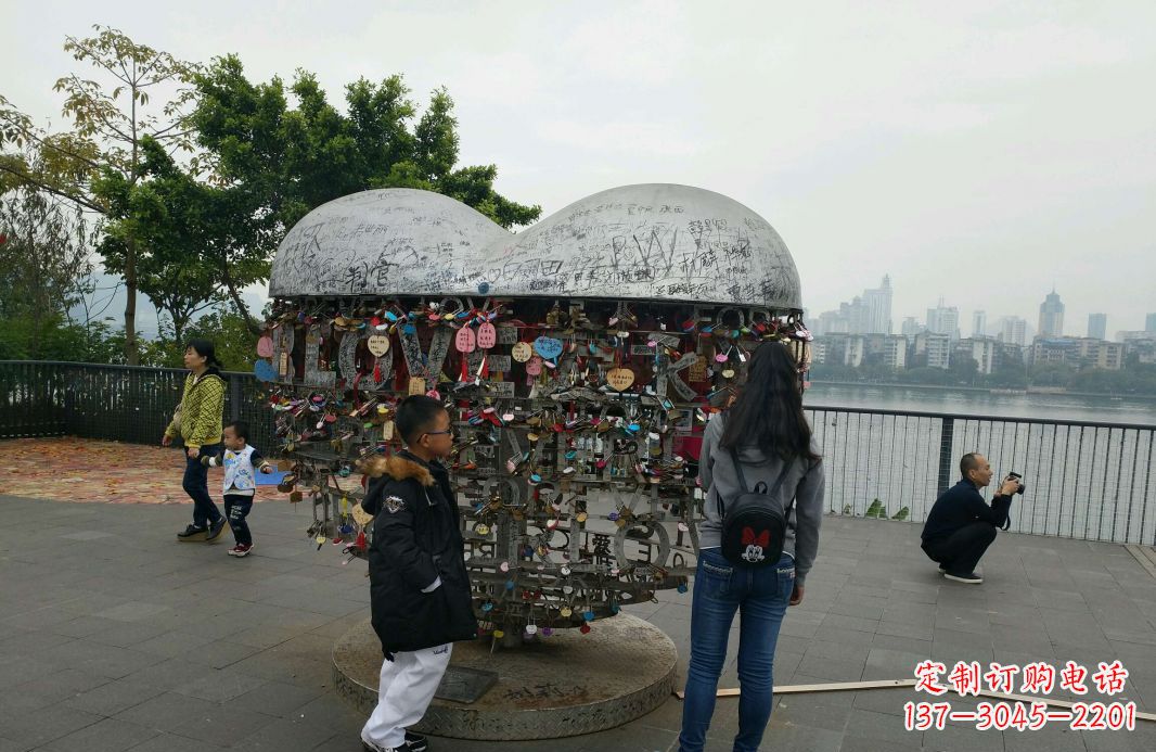 潍坊广场不锈钢英文字母镂空景观雕塑