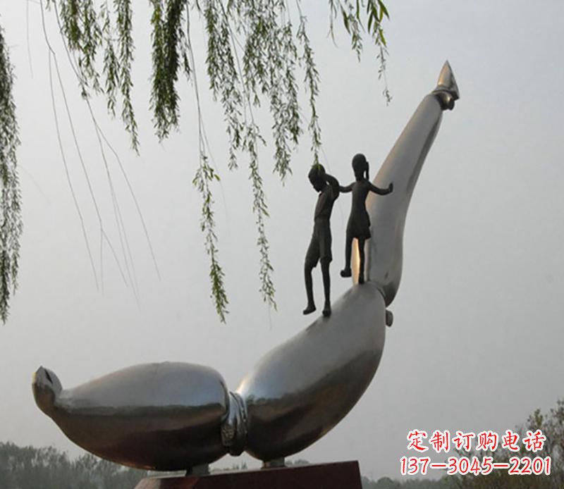 潍坊广场不锈钢站在海豚情侣景观雕塑