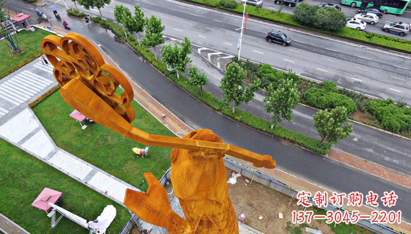 潍坊广场叼着钥匙的鱼景观铜雕
