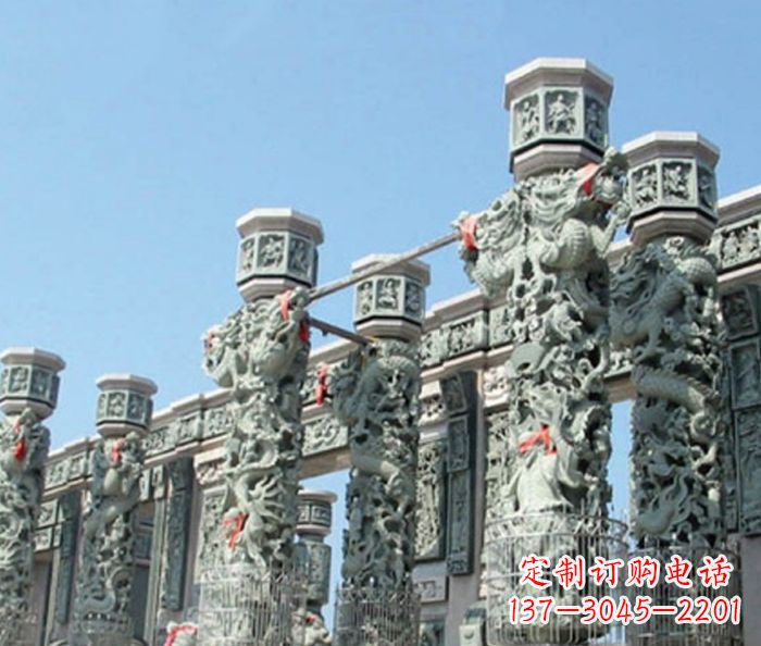 潍坊青石龙柱雕塑,装点热闹的广场景观