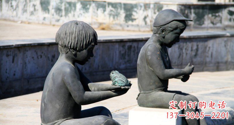 潍坊广场拿着青蛙的儿童景观铜雕
