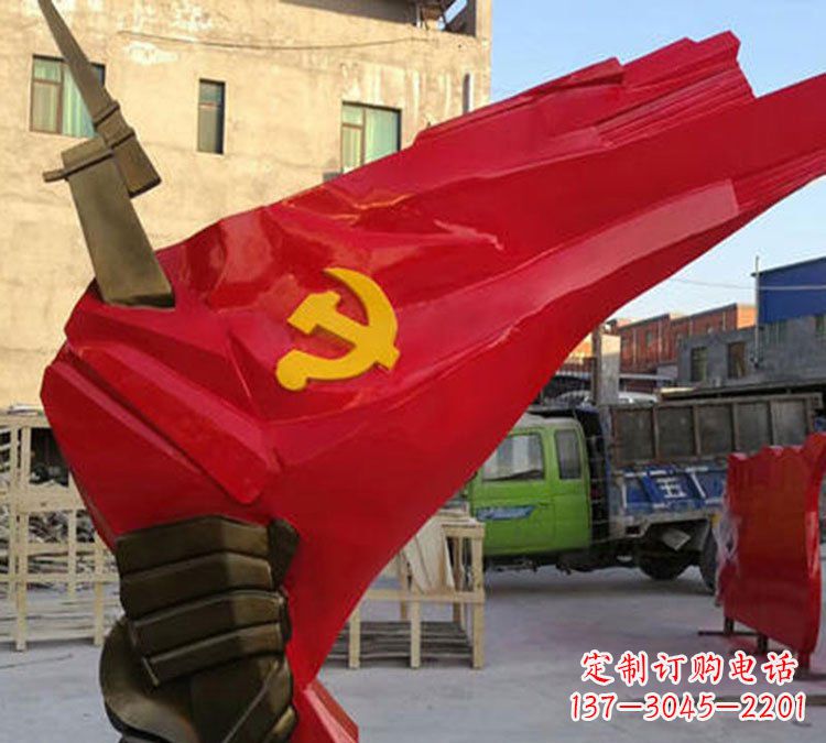 潍坊广场手握党旗铜雕