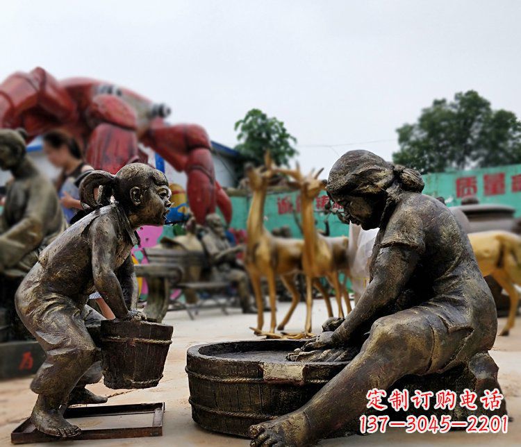 潍坊注重传统的母爱——广场铜雕母亲洗衣服小品雕塑