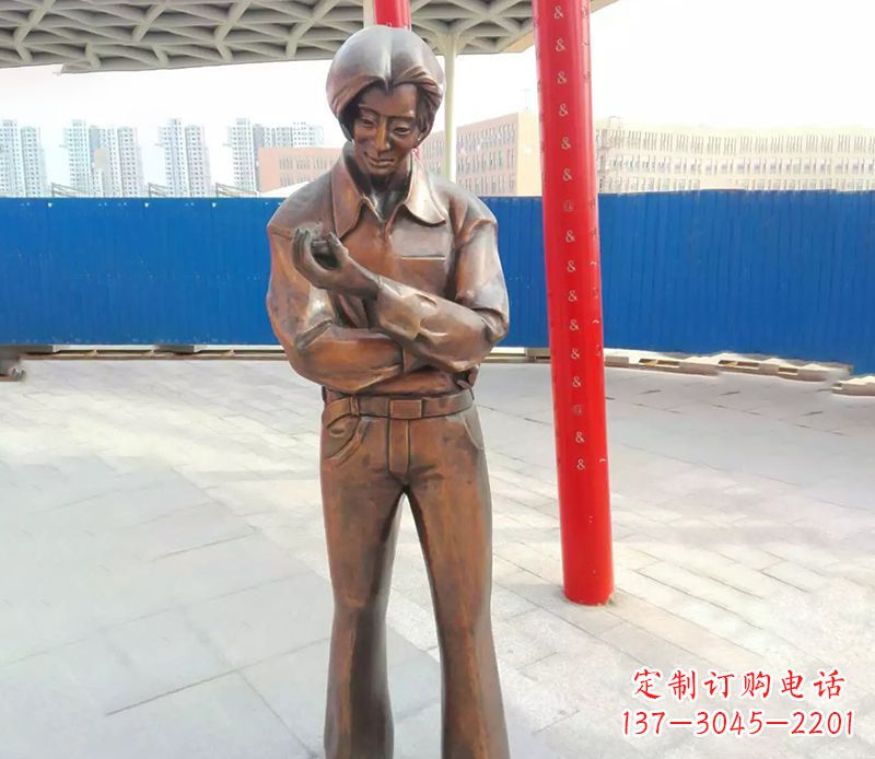 潍坊广场中年女人人物铜雕