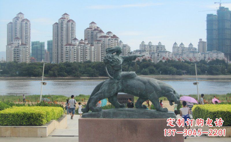 潍坊广场坐着狮子的女人景观铜雕
