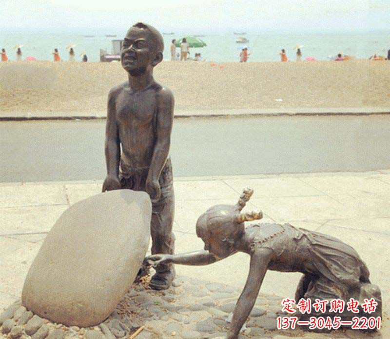 潍坊海边抬石头的小孩铜雕