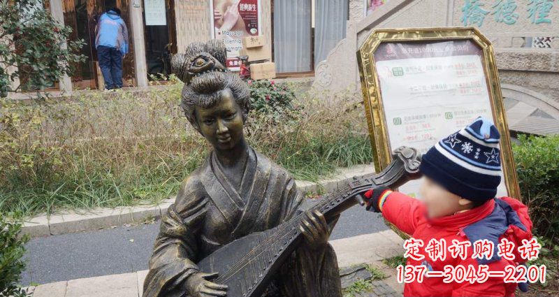 潍坊街边弹琵琶的古代美女雕塑