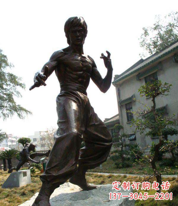 潍坊忠实再现李小龙公园名人铜雕