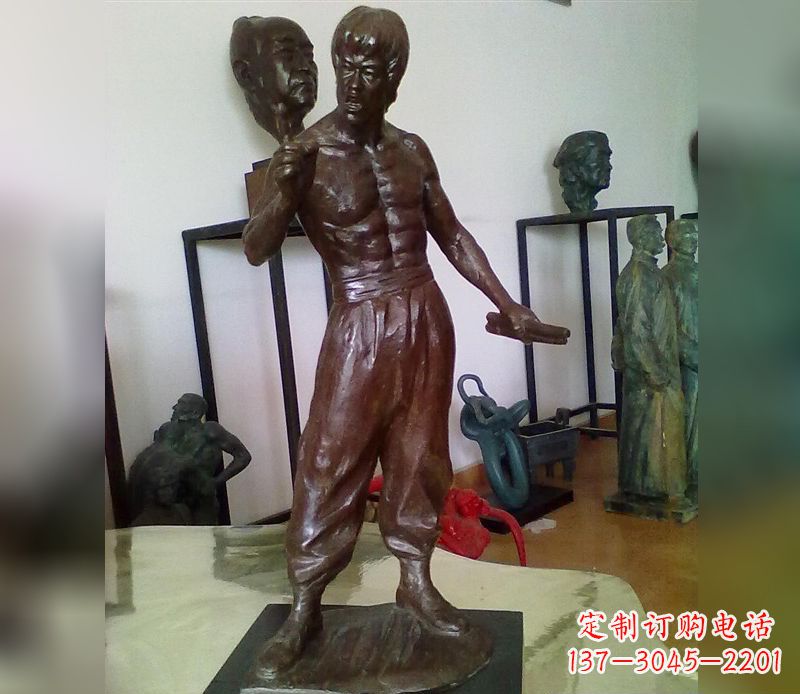 潍坊经典传奇-李小龙铜雕塑