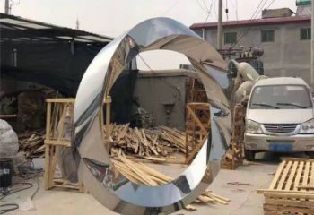 潍坊镜面不锈钢几何圆环雕塑，经典永恒之美