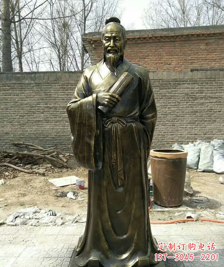 潍坊拿竹简的张仲景铜雕