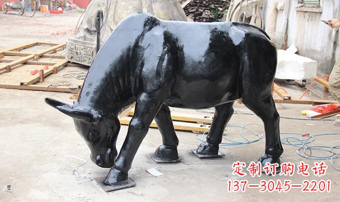 潍坊牛吃草铜雕