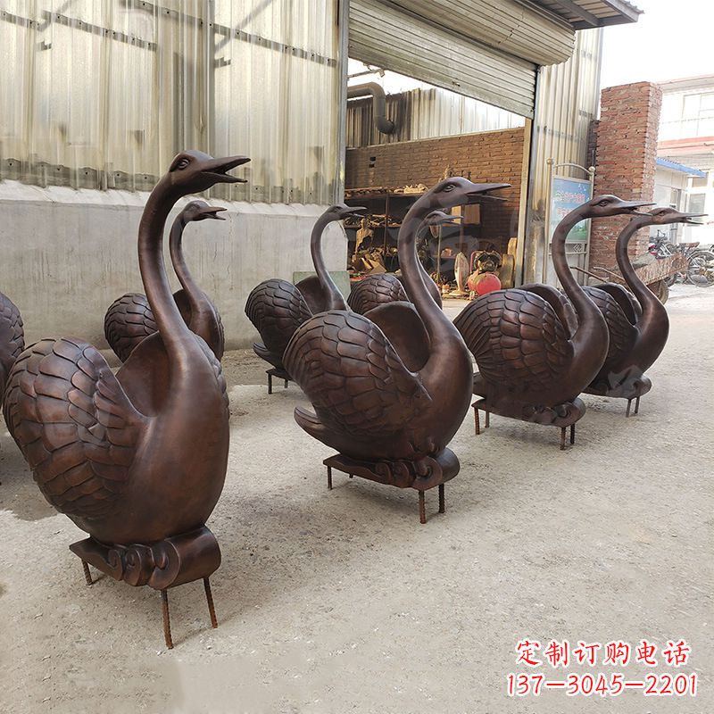 潍坊中领雕塑天鹅铜雕是一款精美的艺术作品,既…