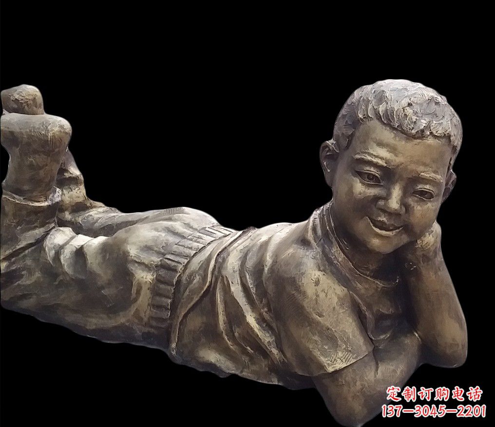 潍坊匍匐在地的小男孩铜雕像