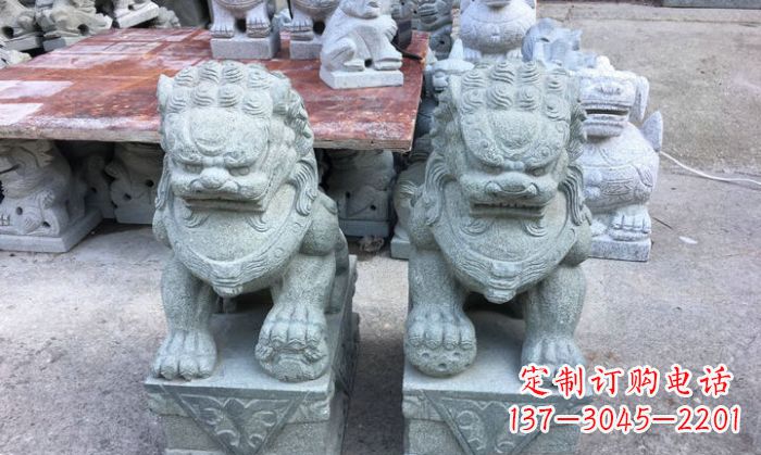 潍坊青石踩球狮子看门石雕,精致雕塑令门口更加精彩