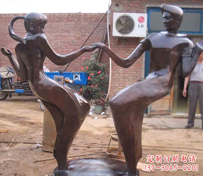 潍坊时尚多彩的情侣雕塑