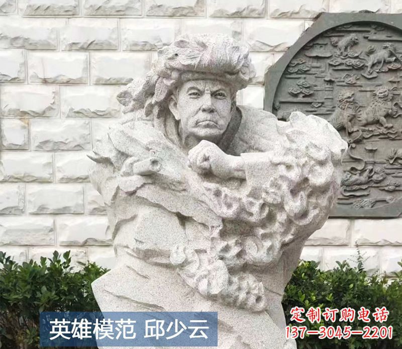 潍坊纪念邱少云烈士的石雕艺术品