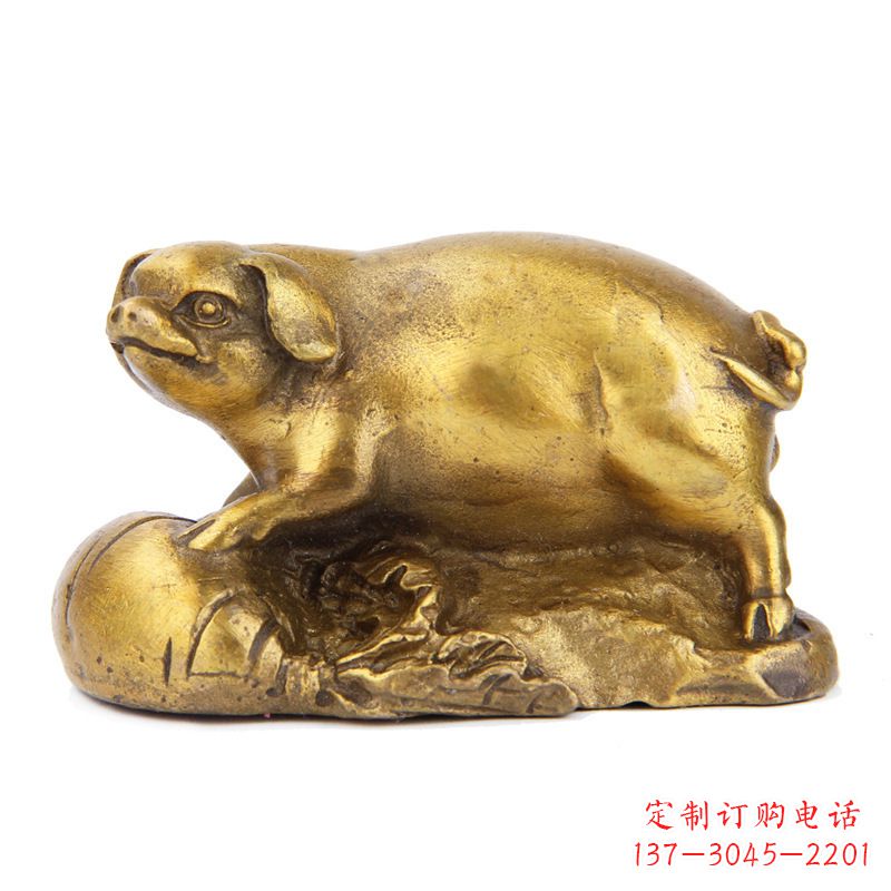 潍坊铸铜鎏金猪雕塑时尚炫彩,精致温馨
