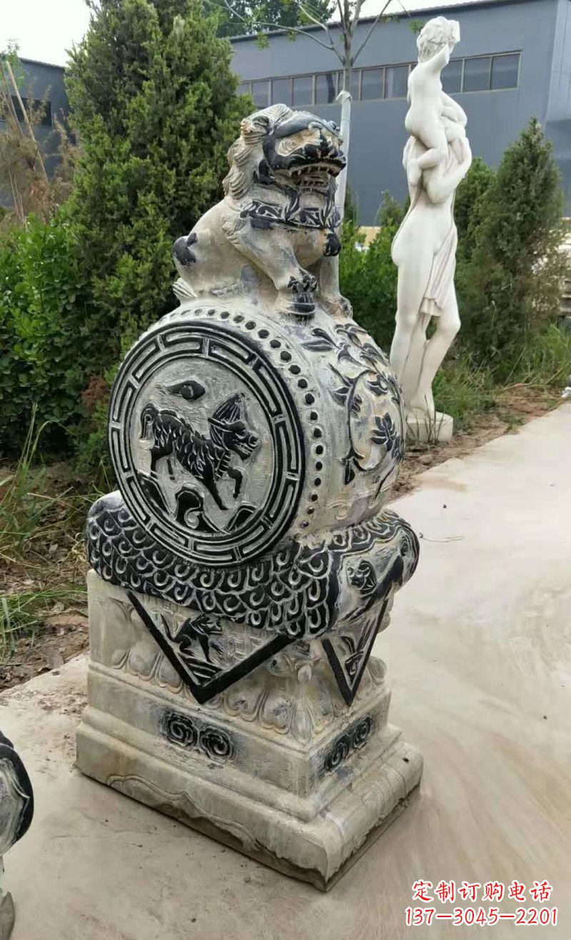 潍坊狮子抱鼓石雕塑,象征力量与美感