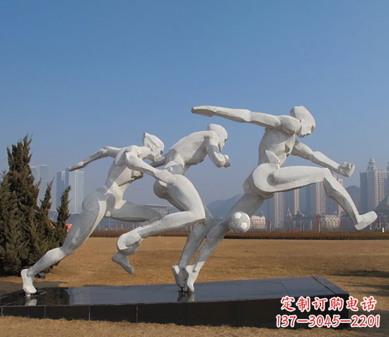 潍坊踢足球不锈钢运动雕塑