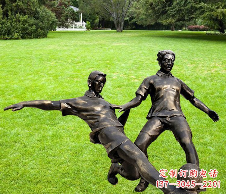 潍坊踢足球的人物铜雕