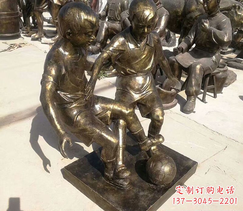 潍坊踢足球的儿童铜雕