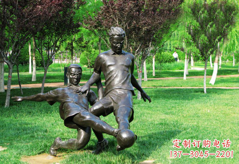 潍坊踢足球的人物铜雕222