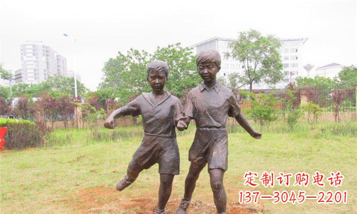潍坊踢足球公园人物铜雕 (2)