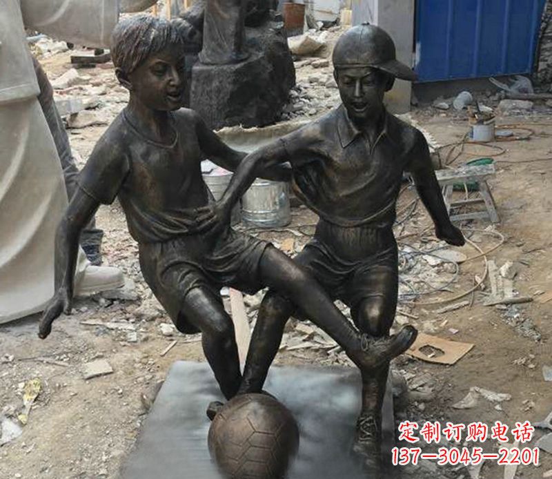 潍坊踢足球公园人物铜雕