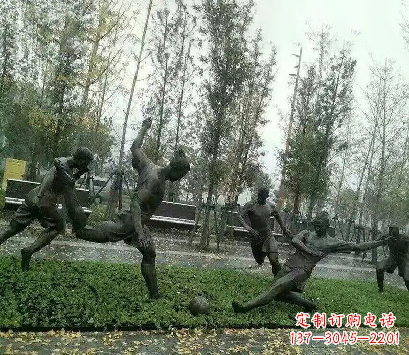 潍坊踢足球公园运动人物铜雕