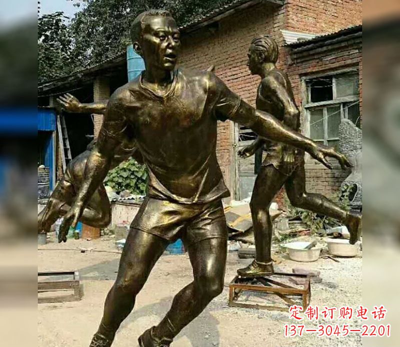 潍坊踢足球广场人物铜雕