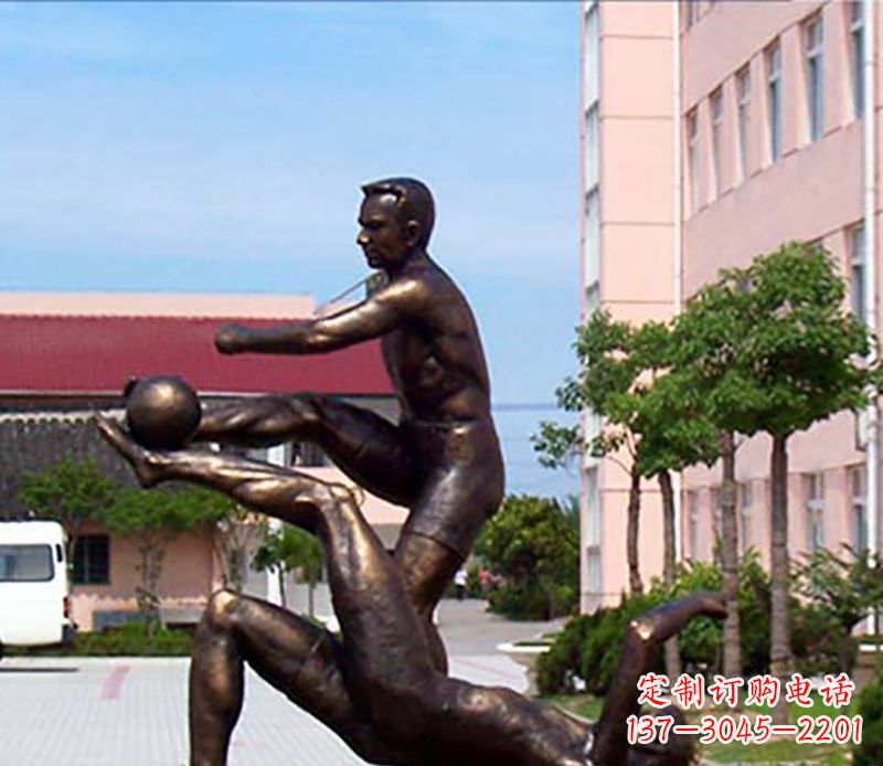 潍坊踢足球人物广场小品铜雕