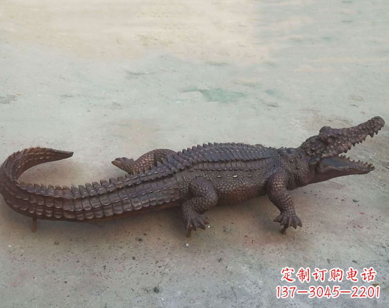 潍坊铜雕鳄鱼,铸铜园林仿真动物雕塑