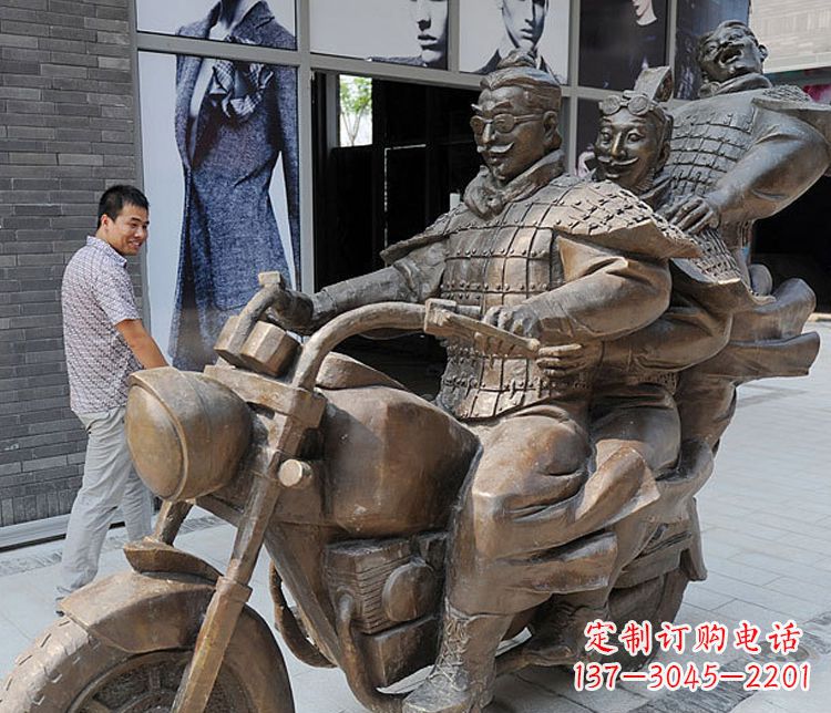 潍坊铜雕街头骑摩托人物雕塑