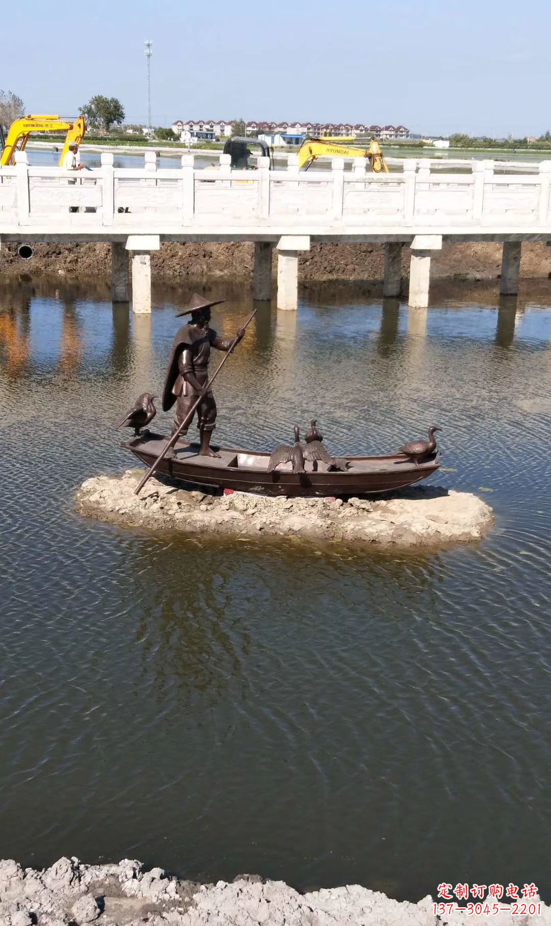 潍坊铜雕渔夫撑船打鱼雕塑 湖边景观雕塑