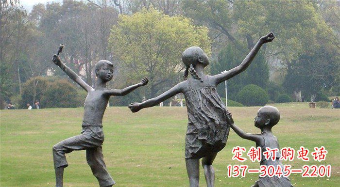 潍坊玩耍的儿童公园人物铜雕