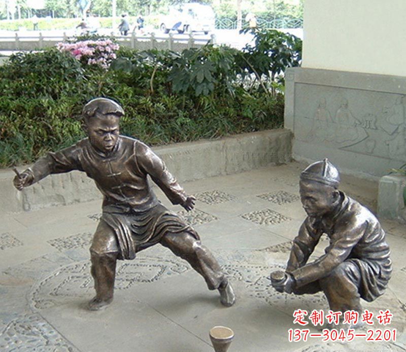 潍坊玩陀螺的古代儿童铜雕