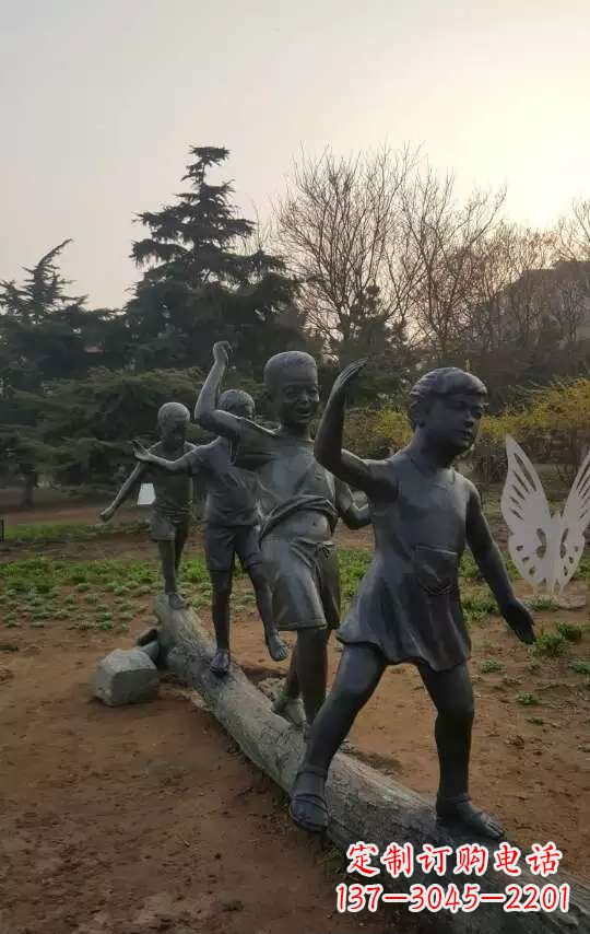潍坊玩走独木桥儿童铜雕