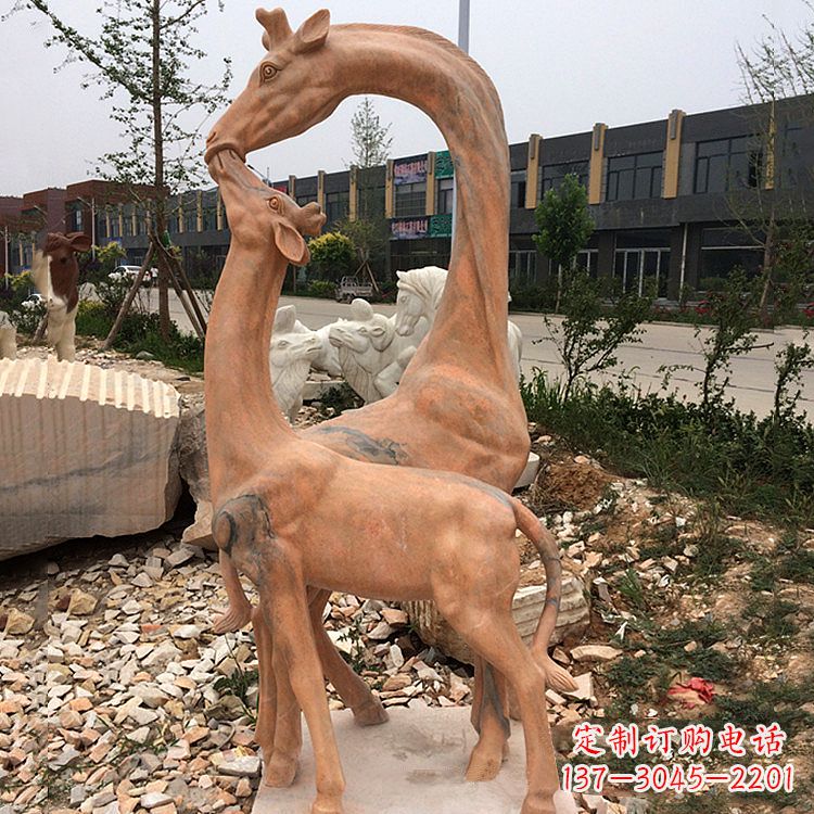 潍坊晚霞红石雕长颈鹿-校园公园母子亲情景观雕塑