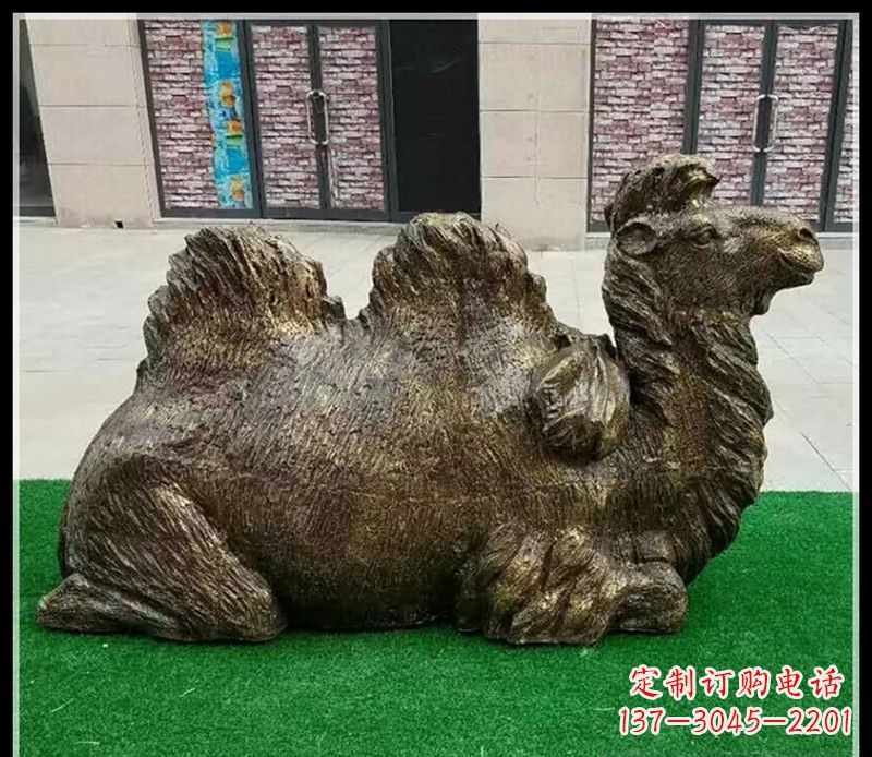 潍坊卧在草地的骆驼铜雕