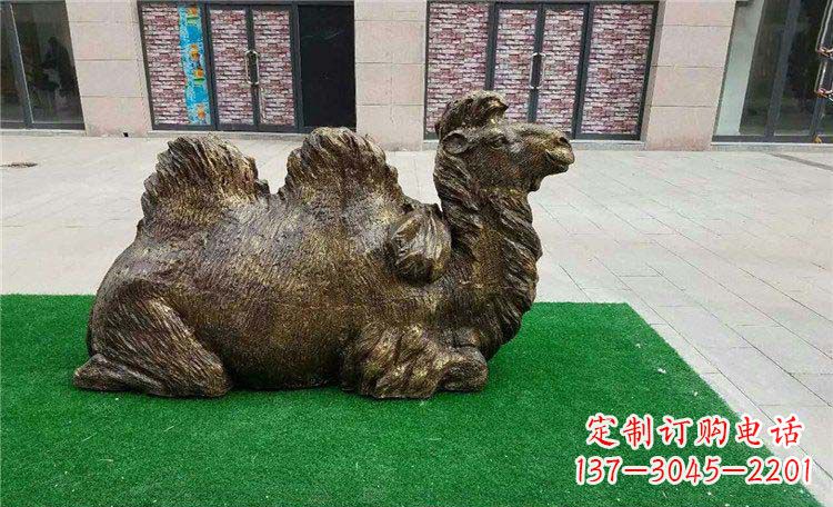 潍坊卧着的骆驼动物铜雕